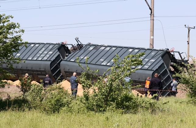 Bilder des Jahres 2023, News 05 Mai News Themen der Woche KW20 RUSSIA, REPUBLIC OF CRIMEA - MAY 18, 2023: A view shows freight cars lying off the tracks between Simferopol and Sevastopol. Head of Crimea Aksyonov says several grain cars have derailed due to a railway incident, no casualties reported, rail traffic currently suspended, bus service to be made available to passengers. Sergei Malgavko TASS  SMA_0891