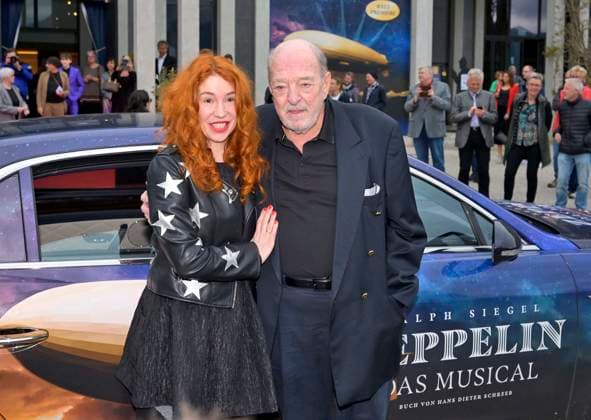 18.05.2023, Füssen im Allgäu, Musical-Premiere von Ein bisschen Frieden - Summer of Love, von Komponist Ralph Siegel, im Festspielhaus Neuschwanstein. Komponist und Musiker Ralph Siegel und Ehefrau Laura 18.05.2023, Musical, Ein bisschen Frieden 18.05.2023, Musical, Ein bisschen Frieden *** 18 05 2023, Füssen in Allgäu, musical premiere of A Little Peace Summer of Love, by composer Ralph Siegel, at the Festspielhaus Neuschwanstein composer and musician Ralph Siegel and wife Laura 18 05 2023, musical, A Little Peace 18 05 2023, musical, A Little Peace