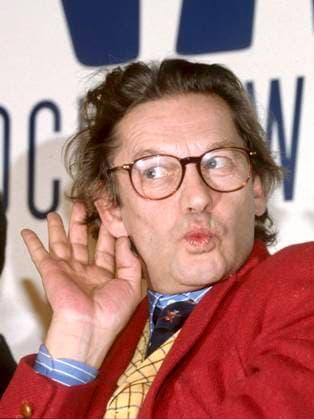 Helmut Berger . VIENNALE ™93 . Internationale Filmfestwochen Wien . Pressekonferenz 22. Oktober 1993, Hotel Hilton, Wien Ich habe drei Leben gelebt. Und das in 4 Sprachen! Je ne regrette rien! Mit dem Tod von Helmut Berger geht die Ära des europäischen Kinos zu Ende. Der letzte große österreichische Schauspieler hat nun für immer seine Augen geschlossen (Management) Bild: Helmut Berger (* 29. Mai 1944 in Bad Ischl; 18. Mai 2023 in Salzburg; eigentlich Helmut Steinberger) war ein österreichischer Filmschauspieler. Er zählte in den späten 1960er und 1970er Jahren zu den populärsten Stars des europäischen Kinos. 1993 drehten die Brüder Dubini mit ihm Ludwig 1881, in dem er noch einmal (brillant) seine Lebensrolle interpret Y101000066_180523_01jpeg