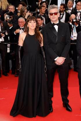 Benjamin Biolay mit Begleitung bei der Premiere des Kinofilms Indiana Jones and the Dial of Destiny Indiana Jones und das Rad des Schicksals auf dem Festival de Cannes 2023 76. Internationale Filmfestspiele von Cannes im Palais des Festivals. Cannes, 18.05.2023