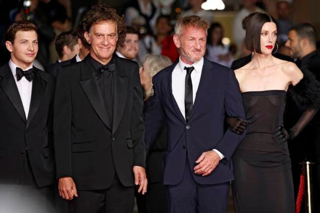 Tye Sheridan, Jean-Stephane Sauvaire, Sean Penn und Raquel Nave bei der Premiere des Kinofilms Black Flies auf dem Festival de Cannes 2023 76. Internationale Filmfestspiele von Cannes im Palais des Festivals. Cannes, 18.05.2023