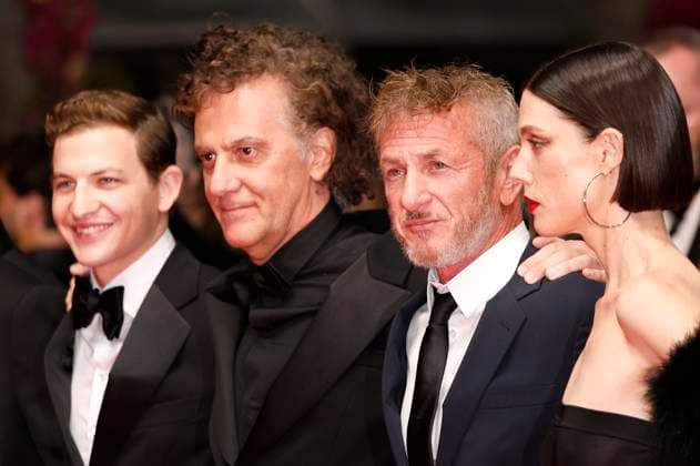 Tye Sheridan, Jean-Stephane Sauvaire, Sean Penn und Raquel Nave bei der Premiere des Kinofilms Black Flies auf dem Festival de Cannes 2023 76. Internationale Filmfestspiele von Cannes im Palais des Festivals. Cannes, 18.05.2023