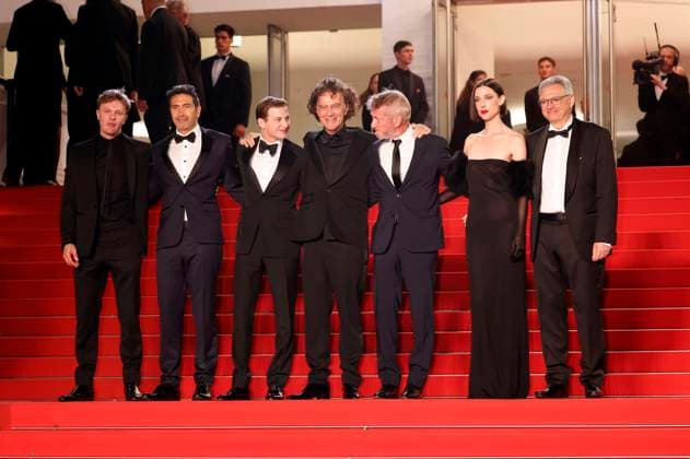 Michael Pitt, Warren Goz, Tye Sheridan, Jean-Stephane Sauvaire, Sean Penn, Raquel Nave und Gast bei der Premiere des Kinofilms Black Flies auf dem Festival de Cannes 2023 76. Internationale Filmfestspiele von Cannes im Palais des Festivals. Cannes, 18.05.2023