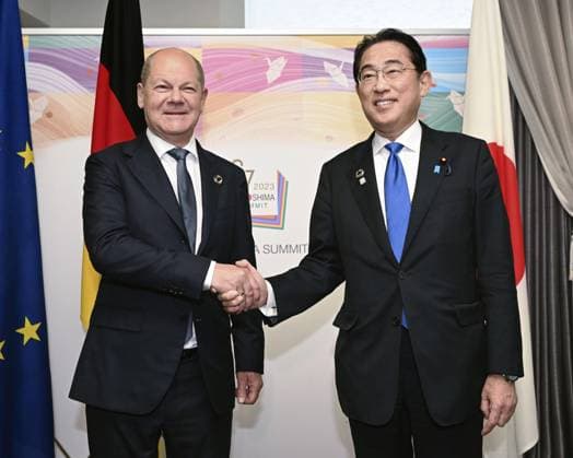 News Themen der Woche KW20 News Bilder des Tages Kishida-Scholz talks in Hiroshima Japanese Prime Minister Fumio Kishida (R) and German Chancellor Olaf Scholz shake hands prior to their talks in Hiroshima on May 19, 2023, on the sidelines of the Group of Seven three-day summit in the western Japan city. (Pool photo)  A14AA0001465943P