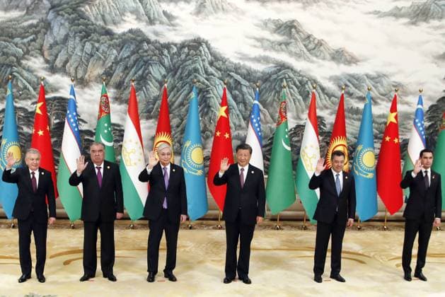 Bilder des Jahres 2023, News 05 Mai News Themen der Woche KW20 News Bilder des Tages News Bilder des Tages China-Central Asia Summit Chinese President Xi Jinping (3rd from R) attends a photo session with leaders participating in the China-Central Asia Summit in Xian in the central Chinese province of Shaanxi on May 19, 2023. (Pool photo)  A14AA0001467610P