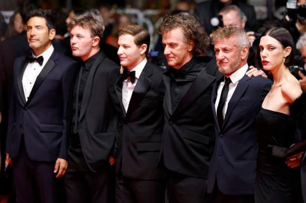Warren Goz, Michael Pitt, Tye Sheridan, Jean-Stephane Sauvaire, Sean Penn und Raquel Nave bei der Premiere des Kinofilms Black Flies auf dem Festival de Cannes 2023 76. Internationale Filmfestspiele von Cannes im Palais des Festivals. Cannes, 18.05.2023