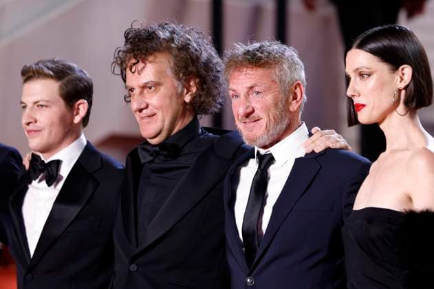 Tye Sheridan, Jean-Stephane Sauvaire, Sean Penn und Raquel Nave bei der Premiere des Kinofilms Black Flies auf dem Festival de Cannes 2023 76. Internationale Filmfestspiele von Cannes im Palais des Festivals. Cannes, 18.05.2023
