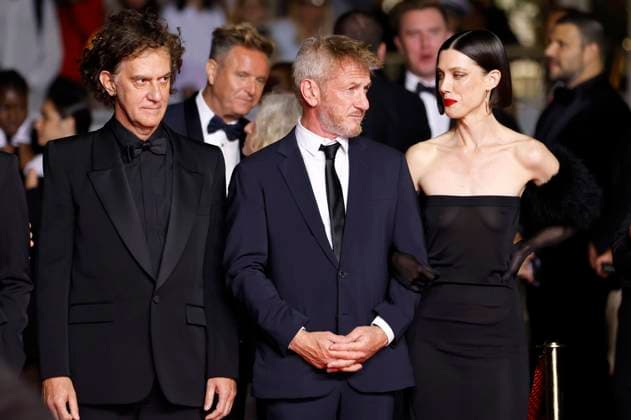 Jean-Stephane Sauvaire, Sean Penn und Raquel Nave bei der Premiere des Kinofilms Black Flies auf dem Festival de Cannes 2023 76. Internationale Filmfestspiele von Cannes im Palais des Festivals. Cannes, 18.05.2023