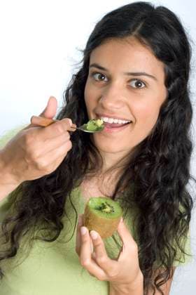 girl eating fresh kiwi with spoon Copyright: xNikolaxHristovskix xDesignxPicsx , 31228765 Copyright: NikolaxHristovskix xDesignxPics 31228765
