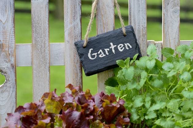 Composing: Gartenzaun mit Schiefertafel mit der Aufschrift Garten garden fence with black board lettering Garten, garden BLWS686963 *** Garden fence with Slate with the Inscription Garden Garden Fence With Black Board lettering Garden, Garden BLWS686963 Copyright: xblickwinkel S.xKoerberx