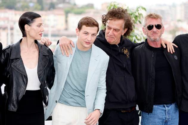 Raquel Nave, Tye Sheridan, Jean-Stephane Sauvaire und Sean Penn beim Photocall zum Kinofilm Black Flies auf dem Festival de Cannes 2023 76. Internationale Filmfestspiele von Cannes am Palais des Festivals. Cannes, 19.05.2023