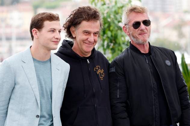 Tye Sheridan, Jean-Stephane Sauvaire und Sean Penn beim Photocall zum Kinofilm Black Flies auf dem Festival de Cannes 2023 76. Internationale Filmfestspiele von Cannes am Palais des Festivals. Cannes, 19.05.2023