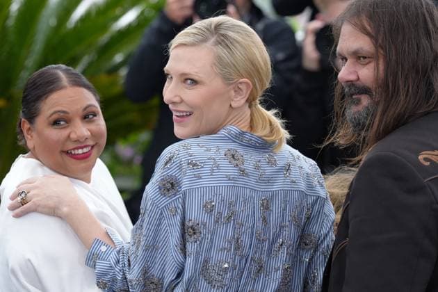 Deborah Mailman - Cate Blanchett - Warwick Thornton CELEBRITES : 76 eme festival de Cannes - Photocall du film The New Boy - Cannes - 19 05 2023 NorbertScanella Panoramic 