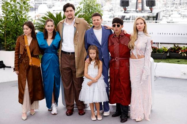 Maria Fernanda Osio, Barbara Mori, Fernando Bonilla, Olivia Turnbull Medrano, Amat Escalante, Juan Daniel Garcia Trevinound Ester Exposito beim Photocall zum Kinofilm Perdidos en la noche Lost in the Night auf dem Festival de Cannes 2023 76. Internationale Filmfestspiele von Cannes am Palais des Festivals. Cannes, 19.05.2023