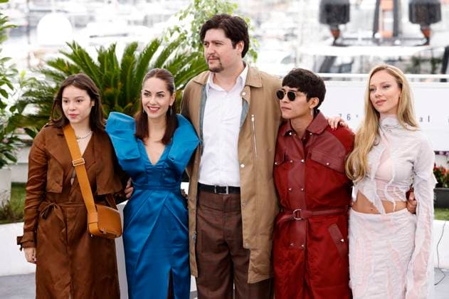 Maria Fernanda Osio, Barbara Mori, Fernando Bonilla, Amat Escalante, Juan Daniel Garcia Trevino und Ester Exposito beim Photocall zum Kinofilm Perdidos en la noche Lost in the Night auf dem Festival de Cannes 2023 76. Internationale Filmfestspiele von Cannes am Palais des Festivals. Cannes, 19.05.2023