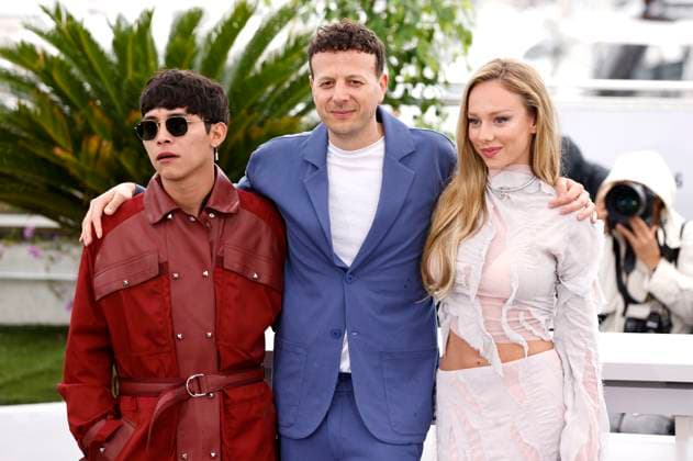 Juan Daniel Garcia Trevino, Amat Escalante und Ester Exposito beim Photocall zum Kinofilm Perdidos en la noche Lost in the Night auf dem Festival de Cannes 2023 76. Internationale Filmfestspiele von Cannes am Palais des Festivals. Cannes, 19.05.2023