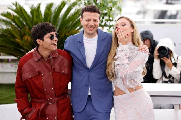 Juan Daniel Garcia Trevino, Amat Escalante und Ester Exposito beim Photocall zum Kinofilm Perdidos en la noche Lost in the Night auf dem Festival de Cannes 2023 76. Internationale Filmfestspiele von Cannes am Palais des Festivals. Cannes, 19.05.2023