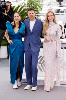 Barbara Mori, Amat Escalante und Ester Exposito beim Photocall zum Kinofilm Perdidos en la noche Lost in the Night auf dem Festival de Cannes 2023 76. Internationale Filmfestspiele von Cannes am Palais des Festivals. Cannes, 19.05.2023