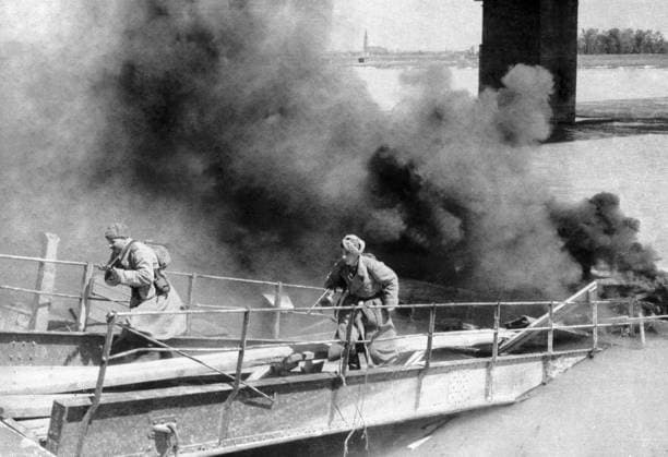 DANUBE FRONT FIGHTERS 1657 01.02.1945 Units of the 3rd Ukrainian Front crossing the Danube River. Vladimir Sputnik Hungary  Copyright: xVladimirx