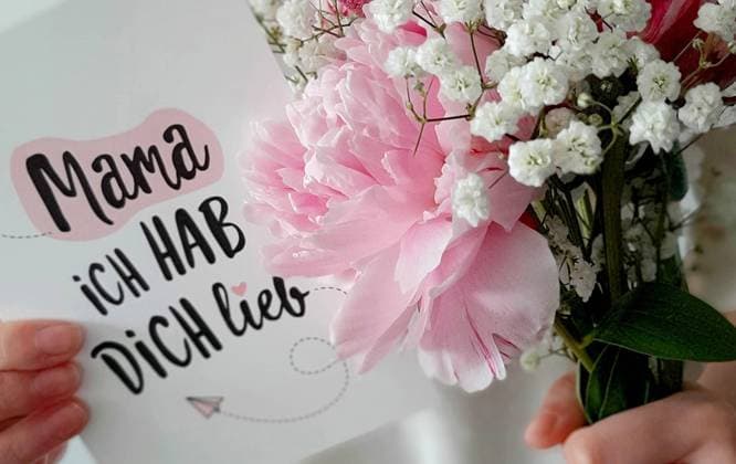 Maedchen ueberrascht ihre Mutter mit einem Blumenstrauss und einer Karte zum Muttertag (Themenfoto vom 17.05.2023). EDITORIAL USE ONLY *** Girl surprises her mother with a bouquet of flowers and a card for Mothers Day Theme photo from 17 05 2023 EDITORIAL USE ONLY Copyright: epd-bild AnkexBingel Muttertag2