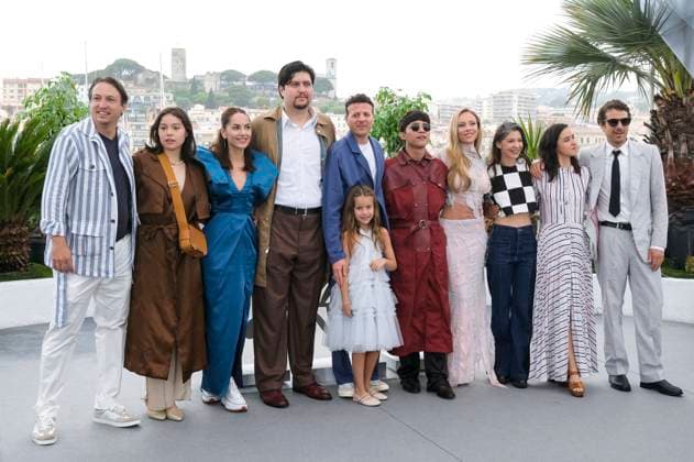 Nicolas Celis, Maria Fernanda Osio, Barbara Mori, Fernando Bonilla, Olivia Turnbull Medrano, Amat Escalante, Juan Daniel Garcia Trevino, Ester Exposito, Fernanda de la Peza, Daniela Schneider und Martin Escalante beim Photocall zum Kinofilm Perdidos en la noche Lost in the Night auf dem Festival de Cannes 2023 76. Internationale Filmfestspiele von Cannes am Palais des Festivals. Cannes, 19.05.2023