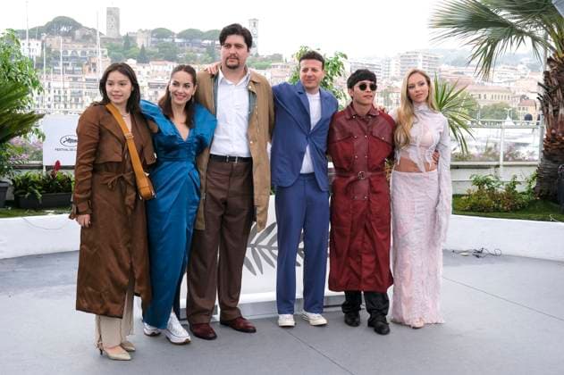 Maria Fernanda Osio, Barbara Mori, Fernando Bonilla, Amat Escalante, Juan Daniel Garcia und Ester Exposito beim Photocall zum Kinofilm Perdidos en la noche Lost in the Night auf dem Festival de Cannes 2023 76. Internationale Filmfestspiele von Cannes am Palais des Festivals. Cannes, 19.05.2023