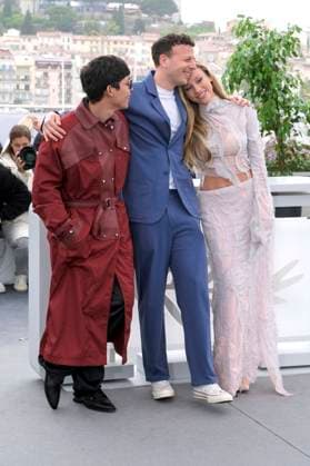 Juan Daniel Garcia Trevino, Amat Escalante und Ester Exposito beim Photocall zum Kinofilm Perdidos en la noche Lost in the Night auf dem Festival de Cannes 2023 76. Internationale Filmfestspiele von Cannes am Palais des Festivals. Cannes, 19.05.2023