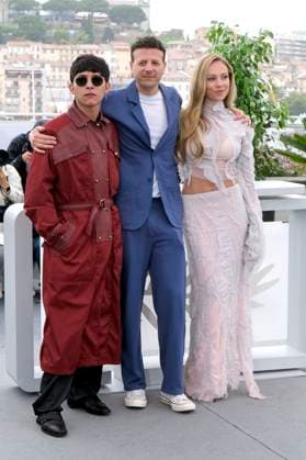 Juan Daniel Garcia Trevino, Amat Escalante und Ester Exposito beim Photocall zum Kinofilm Perdidos en la noche Lost in the Night auf dem Festival de Cannes 2023 76. Internationale Filmfestspiele von Cannes am Palais des Festivals. Cannes, 19.05.2023