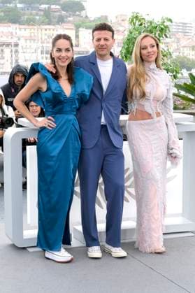 Barbara Mori, Amat Escalante und Ester Exposito beim Photocall zum Kinofilm Perdidos en la noche Lost in the Night auf dem Festival de Cannes 2023 76. Internationale Filmfestspiele von Cannes am Palais des Festivals. Cannes, 19.05.2023