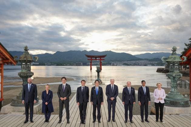 News Themen der Woche KW20 News Bilder des Tages May 19, 2023, Hatsukaichi, Hiroshima Prefecture, Japan: Group of Seven leaders pose together at the Itsukushima Shrine on Miyajima Island on the first day of the G7 Summit, May 19, 2023 in in Hatsukaichi, Japan. Standing from left: European Council President Charles Michel, Italian Prime Minister Giorgia Meloni, Canadian Prime Minister Justin Trudeau, French President Emmanuel Macron, Japan Prime Minister Fumio Kishida, U.S. President Joe Biden, German Chancellor Olaf Schotz, British Prime Minister Rishi Sunak and European Commission President Ursula von der Leyen. Hatsukaichi Japan - ZUMAp138 20230519_zaa_p138_010 Copyright: xPoolx G7xHiroshimax
