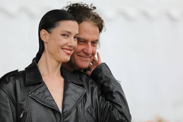 Entertainment Bilder des Tages May 19, 2023, Cannes, Cote d Azur, France: RAQUEL NAVE and director JEAN-STo°PHANE SAUVAIRE attend the photocall for Black Flies during the 76th Annual Cannes Film Festival at Palais des Festivals on May 19, 2023 in Cannes, France Cannes France - ZUMAc179 20230519_zep_c179_061 Copyright: xMickaelxChavetx