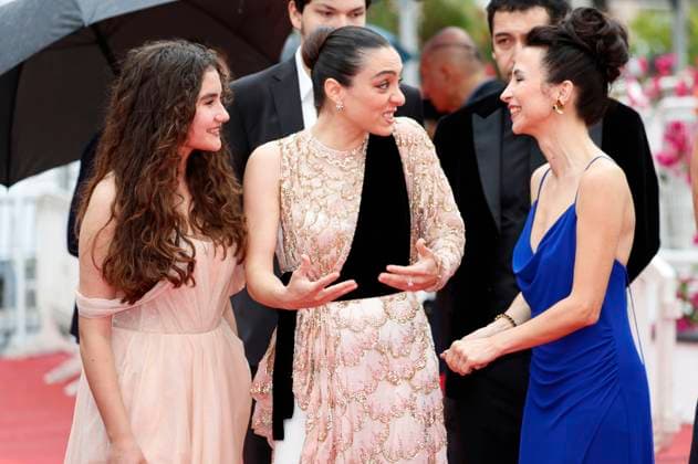 Ece Bagci, Merve Dizdar und Mediha Didem Türemen bei der Premiere des Kinofilms Kuru Otlar Üstüne About Dry Grasses auf dem Festival de Cannes 2023 76. Internationale Filmfestspiele von Cannes im Palais des Festivals. Cannes, 19.05.2023