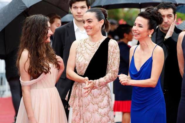 Ece Bagci, Merve Dizdar und Mediha Didem Türemen bei der Premiere des Kinofilms Kuru Otlar Üstüne About Dry Grasses auf dem Festival de Cannes 2023 76. Internationale Filmfestspiele von Cannes im Palais des Festivals. Cannes, 19.05.2023