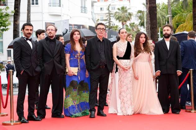 Musab Ekici, Deniz Celiloglu, Ebru Ceylan, Nuri Bilge Ceylan, Merve Dizdar, Ece Bagci und Erdem Senocak bei der Premiere des Kinofilms Kuru Otlar Üstüne About Dry Grasses auf dem Festival de Cannes 2023 76. Internationale Filmfestspiele von Cannes im Palais des Festivals. Cannes, 19.05.2023