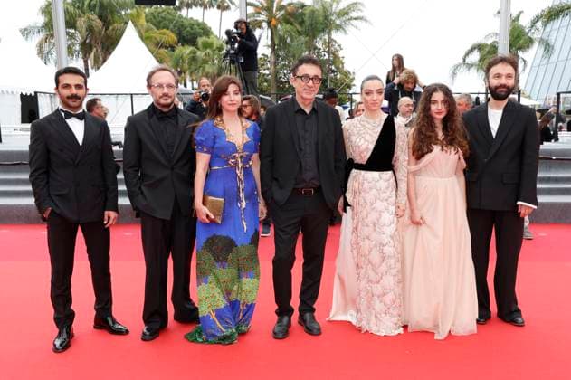 Musab Ekici, Deniz Celiloglu, Ebru Ceylan, Nuri Bilge Ceylan, Merve Dizdar, Ece Bagci und Erdem Senocak bei der Premiere des Kinofilms Kuru Otlar Üstüne About Dry Grasses auf dem Festival de Cannes 2023 76. Internationale Filmfestspiele von Cannes im Palais des Festivals. Cannes, 19.05.2023