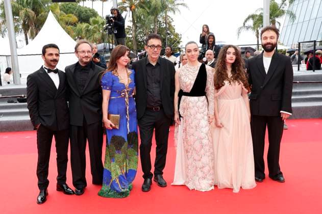 Musab Ekici, Deniz Celiloglu, Ebru Ceylan, Nuri Bilge Ceylan, Merve Dizdar, Ece Bagci und Erdem Senocak bei der Premiere des Kinofilms Kuru Otlar Üstüne About Dry Grasses auf dem Festival de Cannes 2023 76. Internationale Filmfestspiele von Cannes im Palais des Festivals. Cannes, 19.05.2023
