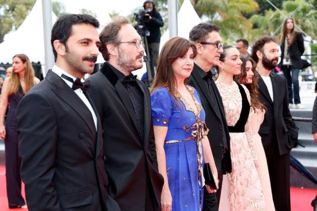 Musab Ekici, Deniz Celiloglu, Ebru Ceylan, Nuri Bilge Ceylan, Merve Dizdar, Ece Bagci und Erdem Senocak bei der Premiere des Kinofilms Kuru Otlar Üstüne About Dry Grasses auf dem Festival de Cannes 2023 76. Internationale Filmfestspiele von Cannes im Palais des Festivals. Cannes, 19.05.2023
