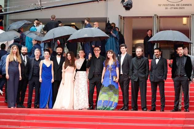 Janine Jackowski, Erdem Senocak, Ece Bagci, Merve Dizda, Nuri Bilge Ceylan, Ebru Ceylan, Ayaz Ceylan, Deniz Celiloglu, Musab Ekici, Mediha Didem Türemen, Nadir Operli und Alexandre Mallet-Guy bei der Premiere des Kinofilms Kuru Otlar Üstüne About Dry Grasses auf dem Festival de Cannes 2023 76. Internationale Filmfestspiele von Cannes im Palais des Festivals. Cannes, 19.05.2023