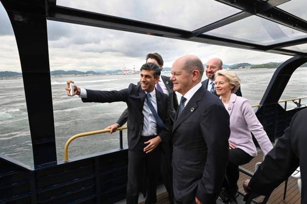 Bilder des Jahres 2023, News 05 Mai News Themen der Woche KW20 News Bilder des Tages G7-Gipfel in Hiroshima May 19, 2023, Hatsukaichi, Hiroshima Prefecture, Japan: British Prime Minister Rishi Sunak, left, takes a selfie with Group of Seven leaders on a boat to the Itsukushima Shrine on Miyajima Island during the first day of the G7 Summit, May 19, 2023 in in Hatsukaichi, Japan. From left: British Prime Minister Rishi Sunak, Canadian Prime Minister Justin Trudeau, German Chancellor Olaf Schotz, European Commission President Ursula von der Leyen, and European Council President Charles Michel. Hatsukaichi Japan - ZUMAp138 20230519_zaa_p138_051 Copyright: xPoolx G7xHiroshimax