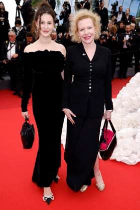 Sunnyi Melles mit Tochter Leonille Elisabeth Judith Maria Anna Prinzessin von und zu Sayn-Wittgenstein-Sayn bei der Premiere des Kinofilms The Zone of Interest auf dem Festival de Cannes 2023 76. Internationale Filmfestspiele von Cannes im Palais des Festivals. Cannes, 19.05.2023