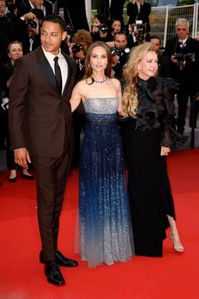 Daryl McCormack, Caroline Scheufele und Natalie Portman bei der Premiere des Kinofilms The Zone of Interest auf dem Festival de Cannes 2023 76. Internationale Filmfestspiele von Cannes im Palais des Festivals. Cannes, 19.05.2023