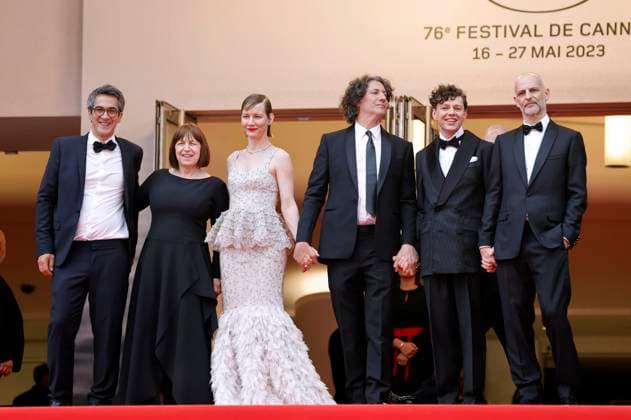 Gast, Ewa Puszczynska, Sandra Hüller, Jonathan Glazer, Christian Friedel und James Wilson bei der Premiere des Kinofilms The Zone of Interest auf dem Festival de Cannes 2023 76. Internationale Filmfestspiele von Cannes im Palais des Festivals. Cannes, 19.05.2023