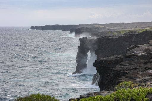 RECORD DATE NOT STATED Holei Sea Arch is an attraction from the lava flow of Kilauea Volcano inside the Big Island s National Park. *** Holei Meer Zahnbogen ist An&Verkauf Attraktion von der lavä fließen des Kilauea Vulkan innen der groß Insel S&P Nationaler parkähnliche 7116938
