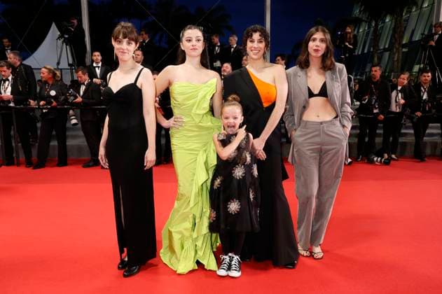 Ariadna Dot, Claudia Dalmau Malagelada, Mila Borras, Elena Martin und Marta Cruanas bei der Premiere des Kinofilms Les filles d Olfa Four Daughters auf dem Festival de Cannes 2023 76. Internationale Filmfestspiele von Cannes im Palais des Festivals. Cannes, 19.05.2023