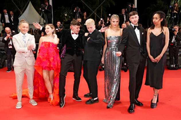 Laura Ambler, Mia Mckenna-Bruce, Shaun Thomas, Molly Manning Walker, Lara Peake, Samuel Bottomley und Enva Lewis bei der Premiere des Kinofilms Les filles d Olfa Four Daughters auf dem Festival de Cannes 2023 76. Internationale Filmfestspiele von Cannes im Palais des Festivals. Cannes, 19.05.2023