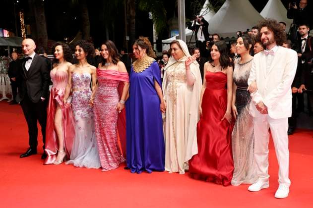 Majd Mastoura, Nour Karoui, Ichraq Matar, Hend Sabri, Kaouther Ben Hania, Olfa Hamrouni, Tayssir Chikhaoui, Nadim Cheikhrouha und Eya Chikhaoui bei der Premiere des Kinofilms Les filles d Olfa Four Daughters auf dem Festival de Cannes 2023 76. Internationale Filmfestspiele von Cannes im Palais des Festivals. Cannes, 19.05.2023