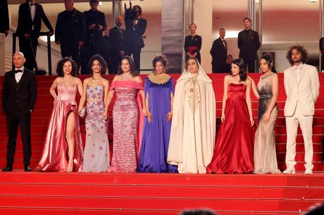 Majd Mastoura, Nour Karoui, Ichraq Matar, Hend Sabri, Kaouther Ben Hania, Olfa Hamrouni, Tayssir Chikhaoui, Nadim Cheikhrouha und Eya Chikhaoui bei der Premiere des Kinofilms Les filles d Olfa Four Daughters auf dem Festival de Cannes 2023 76. Internationale Filmfestspiele von Cannes im Palais des Festivals. Cannes, 19.05.2023