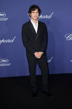 Charles Melton beim Official Trophee Chopard Dinner Photocall im Carlton Beach Club auf dem Festival de Cannes 2023 76. Internationale Filmfestspiele von Cannes am Palais des Festivals. Cannes, 19.05.2023