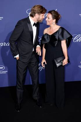 Ruben Östlund mit Partnerin Sina Görcz beim Official Trophee Chopard Dinner Photocall im Carlton Beach Club auf dem Festival de Cannes 2023 76. Internationale Filmfestspiele von Cannes am Palais des Festivals. Cannes, 19.05.2023