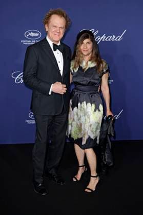 John C. Reilly mit Ehefrau Alison Dickey beim Official Trophee Chopard Dinner Photocall im Carlton Beach Club auf dem Festival de Cannes 2023 76. Internationale Filmfestspiele von Cannes am Palais des Festivals. Cannes, 19.05.2023